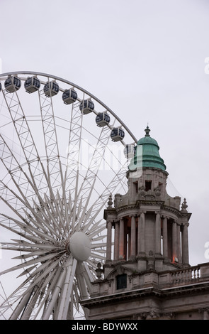 Il Belfast occhio ruota attrazione turistica ride fuori del Belfast City Hall Foto Stock