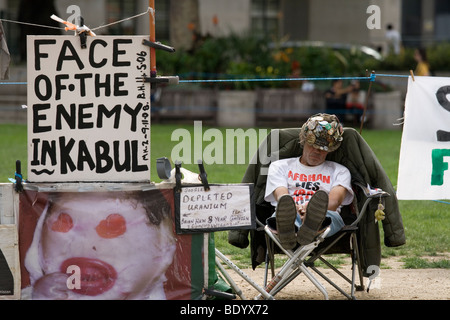 Brian Haw, pace protester fuori le case del Parlamento, addormentato. Ora defunto. Foto Stock