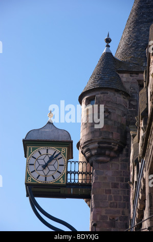 Edinburgh Scotland - the old Tollbooth clock on the Canongate Foto Stock