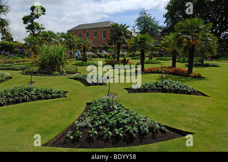 Giardini di Calke Abbey, Ticknall, Derbyshire, England, Regno Unito, Europa Foto Stock