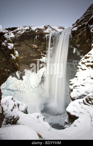 Skogafoss cascata in inverno, Islanda, Europa Foto Stock
