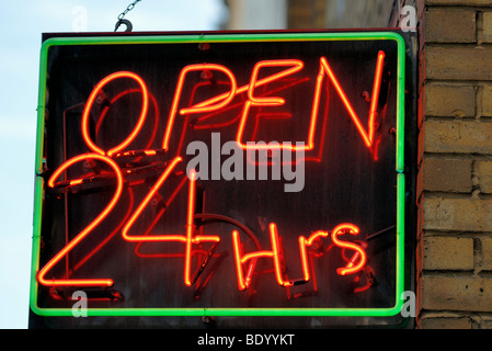 Aperto 24 ore shop segno al neon illuminato Foto Stock