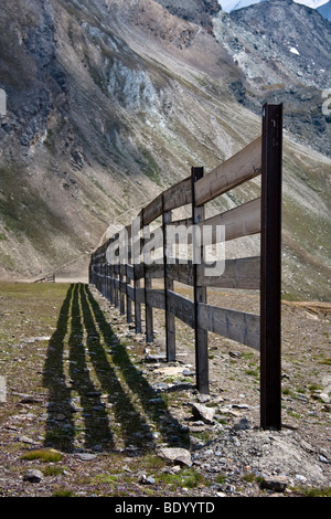 Recinzione che segna la fine di una pista sul Rothorn Mountain, Zermatt, Vallese, Svizzera, Europa Foto Stock