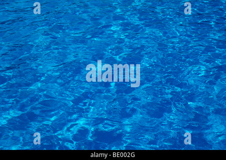 Blu chiaro e ondulate di acqua in una piscina esterna Foto Stock