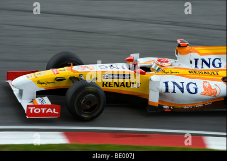 ING Renault F1 Team driver Fernando Alonso di Spagna manzi la sua vettura durante il 2009 FIA Formula One Malasyan Grand Prix al Se Foto Stock