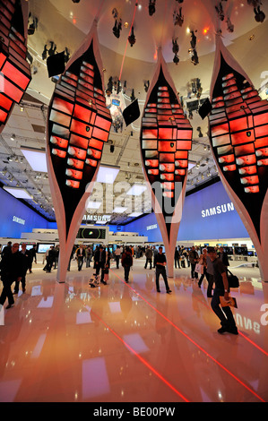 Exhibition Hall di Samsung presso l'IFA Internationale Funkaustellung consumer electronics fair 2009 a Berlino, Germania, Europa Foto Stock