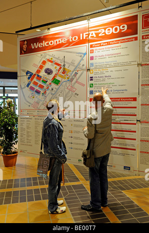 Per i visitatori in cerca di una pianta del piano dell'IFA Internationale Funkaustellung consumer electronics fair 2009 a Berlino, Germania, UE Foto Stock