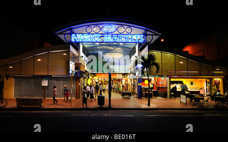 Scena notturna mercati notturni, shopping mall, Cairns, Queensland, Australia Foto Stock