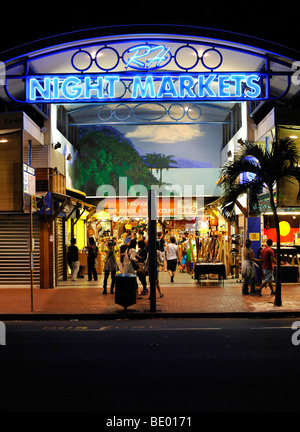 Scena notturna mercati notturni, shopping mall, Cairns, Queensland, Australia Foto Stock