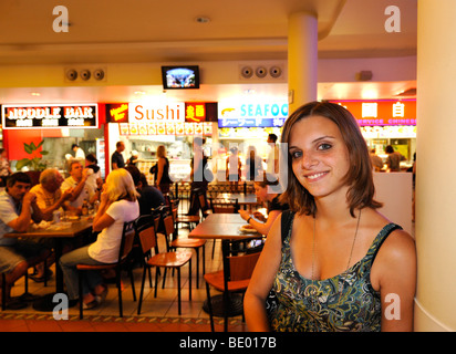 Giovane donna, international market alimentare dei mercati notturni, Cairns, Queensland, Australia Foto Stock