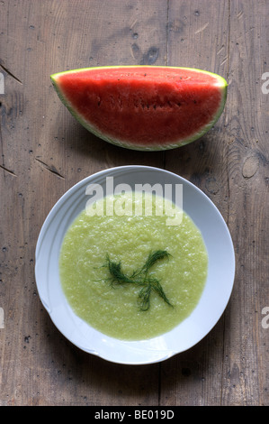 Fredda zuppa di cetriolo o ghiacciata zuppa di cetriolo, servita con cocomero Foto Stock