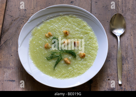 Fredda zuppa di cetriolo o ghiacciata zuppa di cetriolo Foto Stock