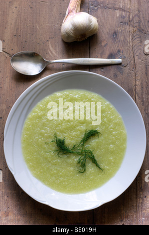 Fredda zuppa di cetriolo o ghiacciata zuppa di cetriolo Foto Stock