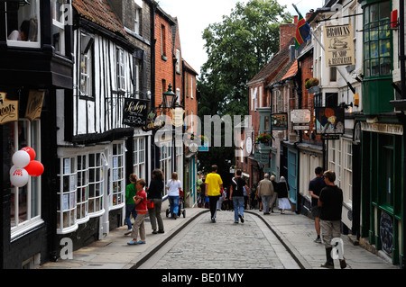 Vecchia strada dello shopping con vecchie case, ripida collina, Lincoln, Lincolnshire, England, Regno Unito, Europa Foto Stock