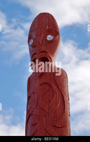 Maori totem pole in un campo nel villaggio di Waitangi, Paihia, Bay of Islands, Nuova Zelanda Foto Stock