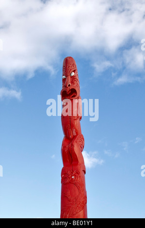 Maori totem pole in un campo nel villaggio di Waitangi, Paihia, Bay of Islands, Nuova Zelanda Foto Stock