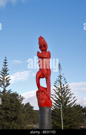 Maori totem pole in un campo nel villaggio di Waitangi, Paihia, Bay of Islands, Nuova Zelanda Foto Stock