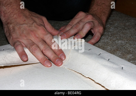 Stretching arte tela, la cucitura bordo. Foto Stock