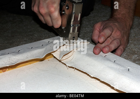 Stretching arte tela, la cucitura bordo. Foto Stock