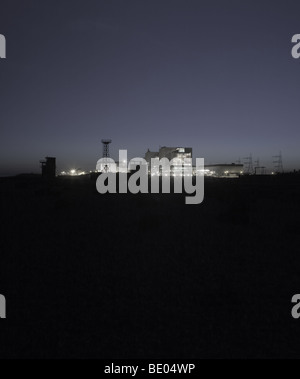 Immagine grafica di Dugeness Centrale Nucleare visto di notte Foto Stock