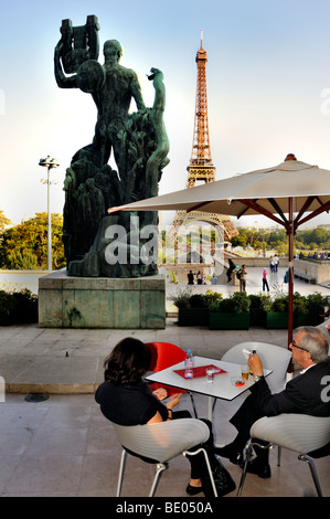 Parigi, Francia, coppia in French Cafe/Bistro Restaurant, terrazza marciapiede nel Trocadero, retro scultura, Jardins du Trocadéro Foto Stock