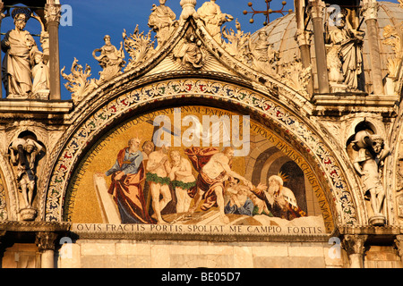 Dettagli del golden la facciata della Basilica di San Marco a Venezia.St.segna Basilica,Venezia,Italia Foto Stock