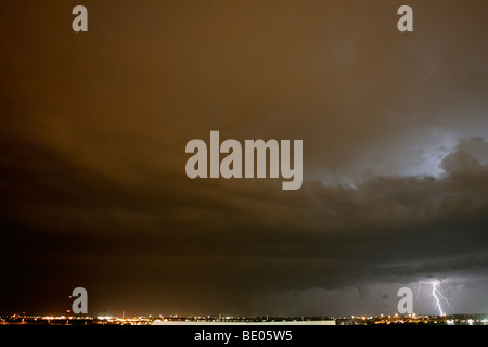 Il fulmine groundstrike sulla Lincoln, Nebraska skyline notturno. Foto Stock