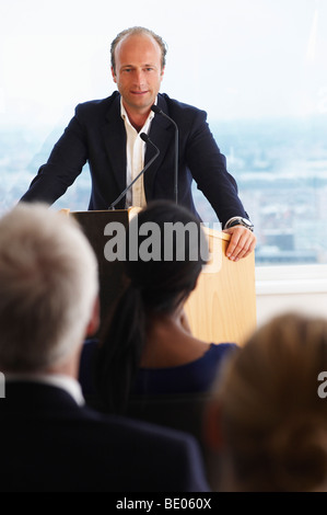 Uomo che parla durante una conferenza Foto Stock