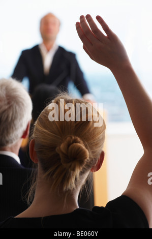 La donna sollevando il suo braccio per una questione Foto Stock