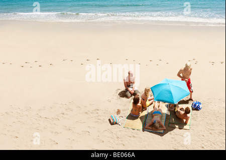 Gruppo di persone a prendere il sole sulla spiaggia Foto Stock