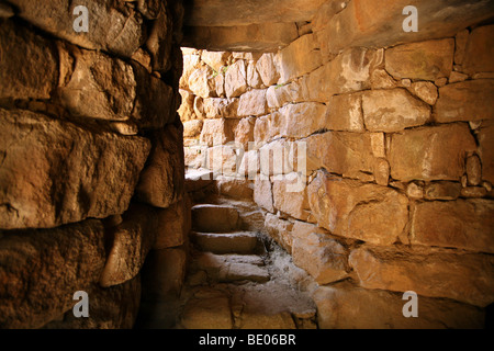 Una scalinata di pietra in il nuraghe di Albucciu, Sardegna, Italia Foto Stock