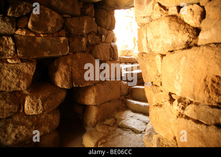 Una scalinata di pietra in il nuraghe di Albucciu, Sardegna, Italia Foto Stock