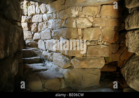 Una scalinata di pietra in il nuraghe di Albucciu, Sardegna, Italia Foto Stock