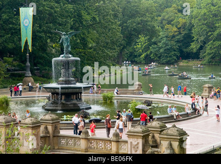 Una vista della fontana di Bethesda e gite in barca sul lago di Central Park di New York City, Stati Uniti d'America Foto Stock