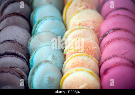 Righe di amaretto colorate torte in panetteria francese, Normandia, Francia Foto Stock