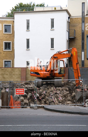 Escavatore lavorando sul sito di demolire Foto Stock