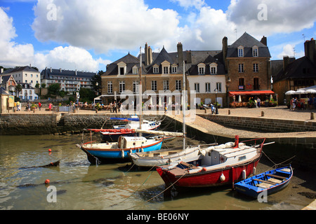 Barche da pesca in porto a Place Saint Sauveur, St Goustan, auray, Morbihan, Bretagna, Francia Foto Stock