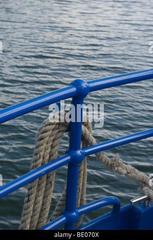 Corda avvolto a spirale su un barche ringhiere Foto Stock