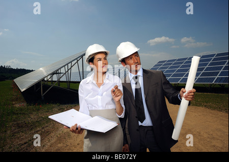 Gli ingegneri che lavorano su pannello solare Foto Stock