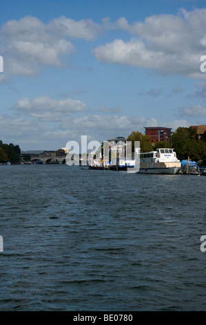 Una vista sul fiume Tamigi verso Kingston Bridge Surrey in Inghilterra Foto Stock