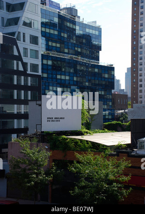 Spazio vuoto Disponibile cartellone segno sul tetto tra i grattacieli in un orizzonte di New York City Foto Stock