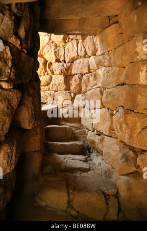 Una scalinata di pietra in il nuraghe di Albucciu, Sardegna, Italia Foto Stock