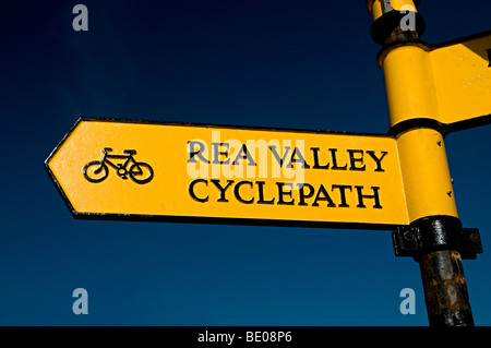 Valle rea percorso ciclo di firmare in Birmingham su un profondo cielo blu in Cannon Hill park Foto Stock