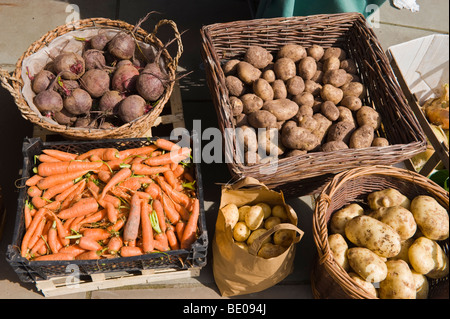 Ortaggi Patate barbabietole e carote in cesti al mercato degli agricoltori nel Regno Unito Foto Stock