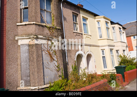 Imbarcati abbandonati fino casa a schiera a Newport South Wales UK Foto Stock