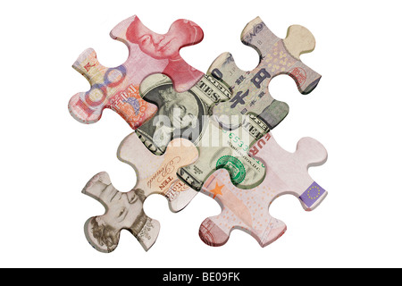 I puzzle sovrapposte con valute mondiali Foto Stock