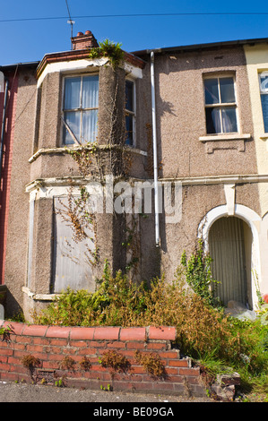 Imbarcati abbandonati fino casa a schiera a Newport South Wales UK Foto Stock