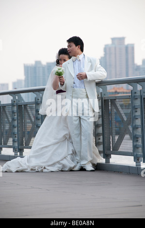 Coppia cinese facendo loro pre-germogli di nozze a Shanghai Foto Stock