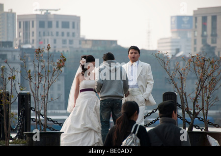 Coppia cinese facendo loro pre-germogli di nozze a Shanghai Foto Stock