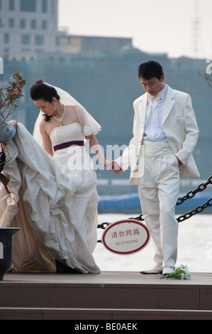 Coppia cinese facendo loro pre-germogli di nozze a Shanghai Foto Stock